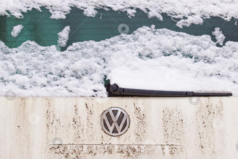 Скачать БЕЛАРУСЬ, НОВОПОЛОЦК - 20 января 2921 года: Снег на заднем стекле автомобиля Volkswagen фотосток Ozero