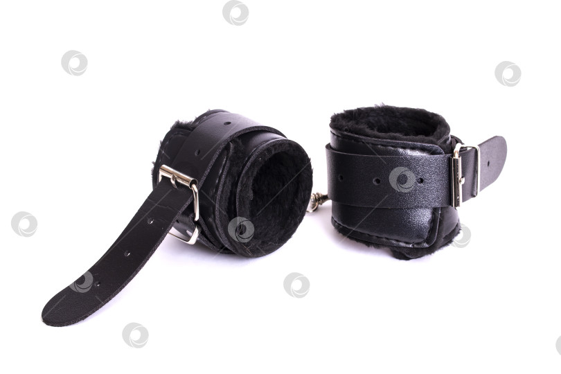 Скачать Черные кожаные наручники, выделенные на белом фоне фотосток Ozero