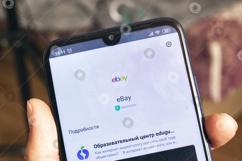 Скачать НОВОПОЛОЦК, БЕЛАРУСЬ - 06 февраля 2021 года: Телефон в руке и логотип ebay на дисплее фотосток Ozero