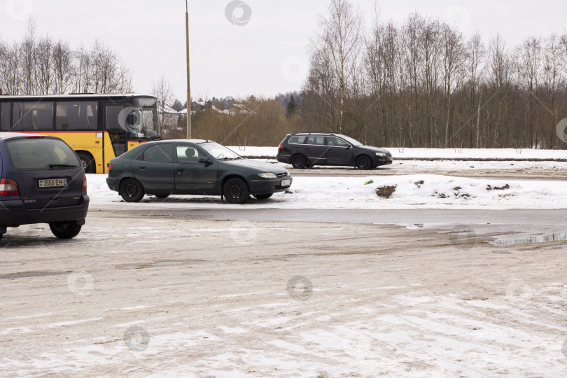 Скачать БЕЛАРУСЬ, НОВОПОЛОЦК - 25 февраля 2021 года: Автомобили, припаркованные в снегу фотосток Ozero