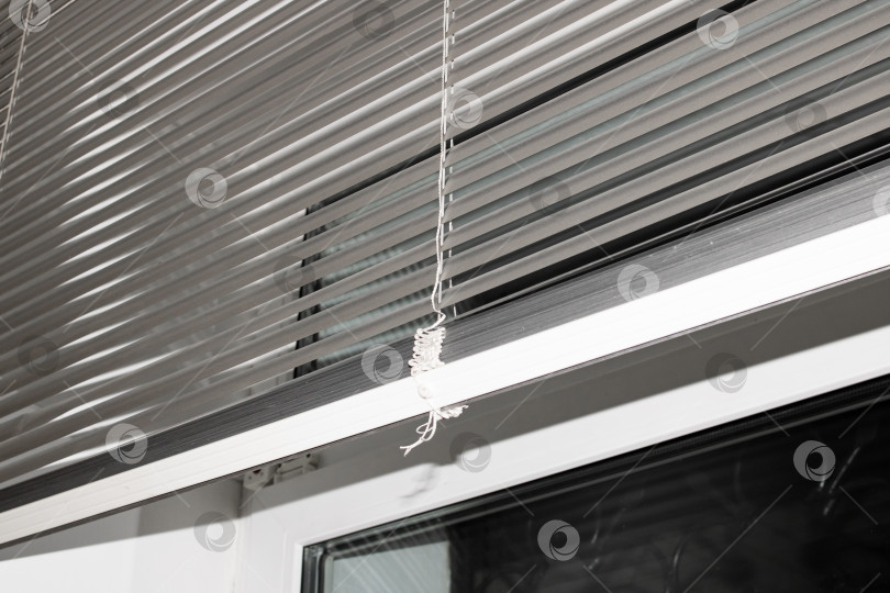 Скачать Металлические жалюзи на окне в офисе фотосток Ozero