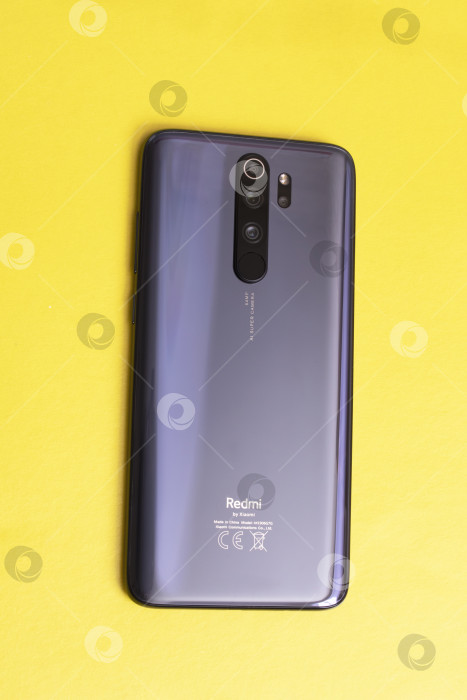Скачать БЕЛАРУСЬ, НОВОПОЛОЦК - 25 февраля 2021 года: телефон Xiaomi redmi 8 pro на желтом фоне фотосток Ozero