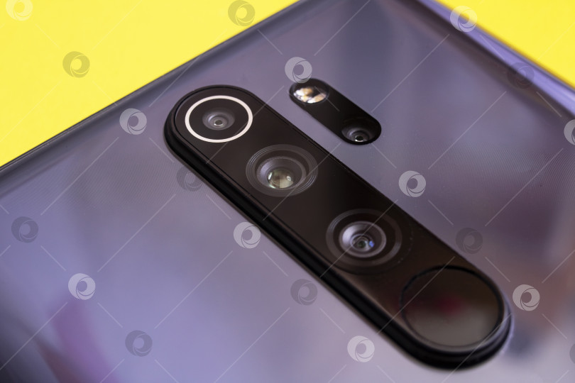 Скачать БЕЛАРУСЬ, НОВОПОЛОЦК - 25 февраля 2021 года: Камера телефона Xiaomi Redmi 8 Pro фотосток Ozero