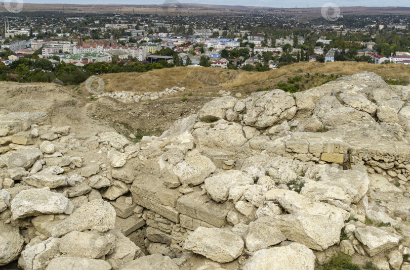 Скачать Археологические раскопки на горе Митридат в Керчи, Крым. Вид на древний город Пантикапей с вершины горы Митридат фотосток Ozero