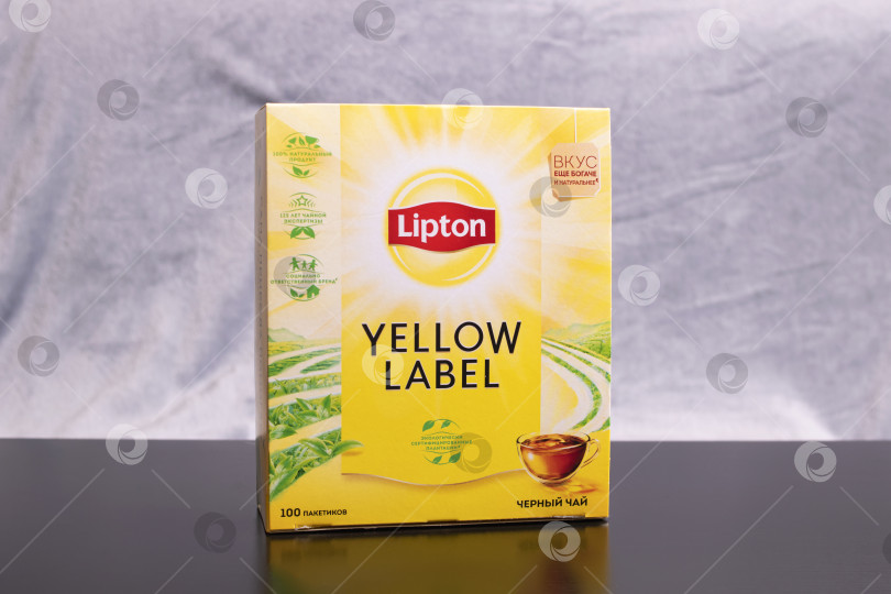 Скачать БЕЛАРУСЬ, НОВОПОЛОЦК - 25 февраля 2021 года: Большая упаковка черного чая Lipton фотосток Ozero