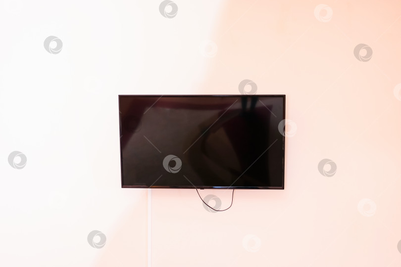 Скачать Большой телевизор на стене крупным планом фотосток Ozero