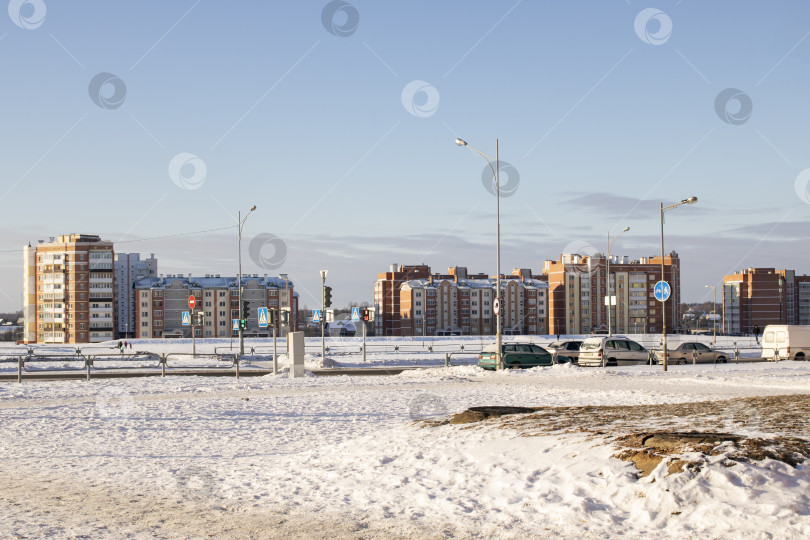 Скачать БЕЛАРУСЬ, НОВОПОЛОЦК - 15 февраля 2021 года: Дома в жилом районе и снег фотосток Ozero