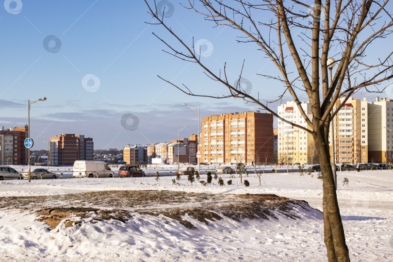 Скачать БЕЛАРУСЬ, НОВОПОЛОЦК - 15 февраля 2021 года: Дома в жилом районе и снег фотосток Ozero