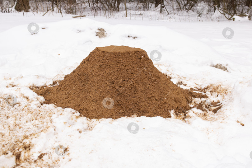 Скачать Куча песка на снегу фотосток Ozero