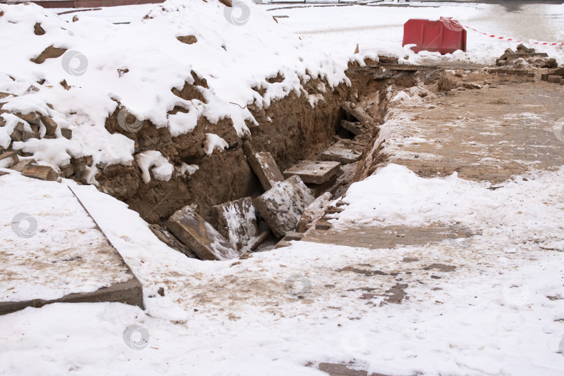 Скачать Песок и блоки на строительной площадке в снегу фотосток Ozero