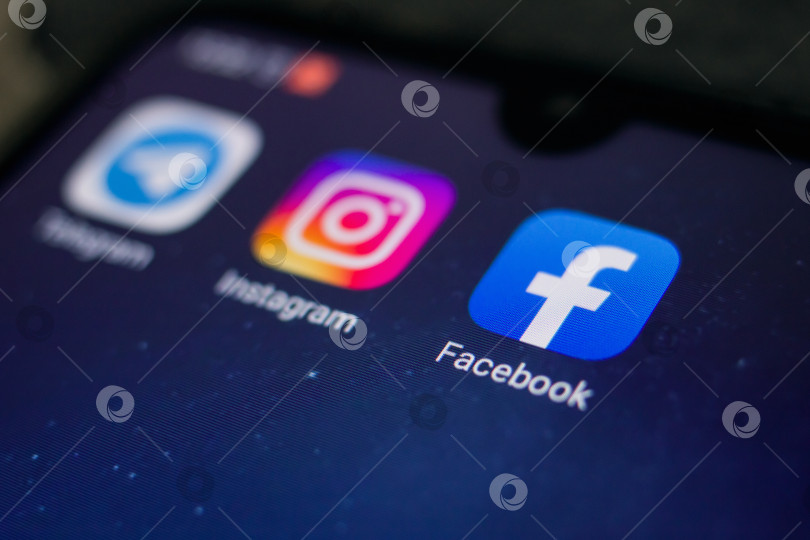 Скачать БЕЛАРУСЬ, НОВОПОЛОЦК - 14 января 2021 года: Значок приложения Facebook на телефоне фотосток Ozero