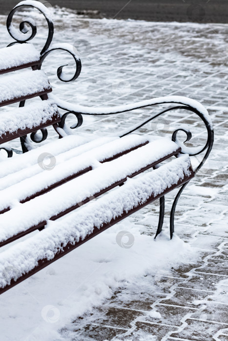 Скачать Парковая скамейка в стиле ретро под снегом фотосток Ozero
