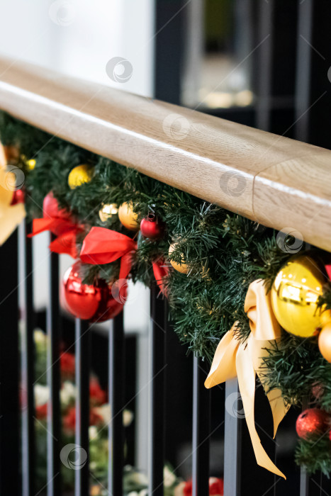 Скачать Рождественские украшения с лентами и шарами на перилах фотосток Ozero