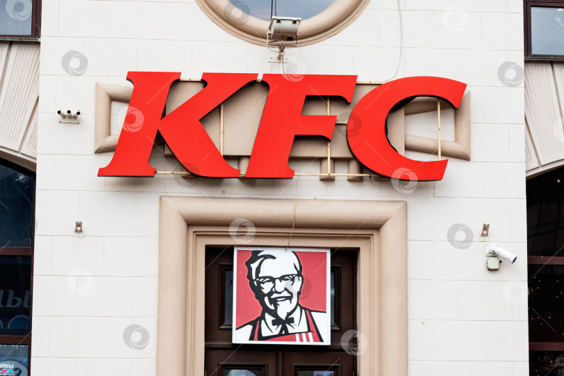 Скачать БЕЛАРУСЬ, МИНСК - 03 декабря 2019 года: Вывеска ресторана KFC фотосток Ozero