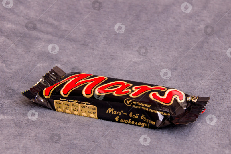 Скачать БЕЛАРУСЬ, НОВОПОЛОЦК - 03 января 2021 года: батончик "Марс" на сером фоне фотосток Ozero