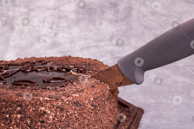 Скачать Шоколадный торт и нож на сером фоне крупным планом фотосток Ozero