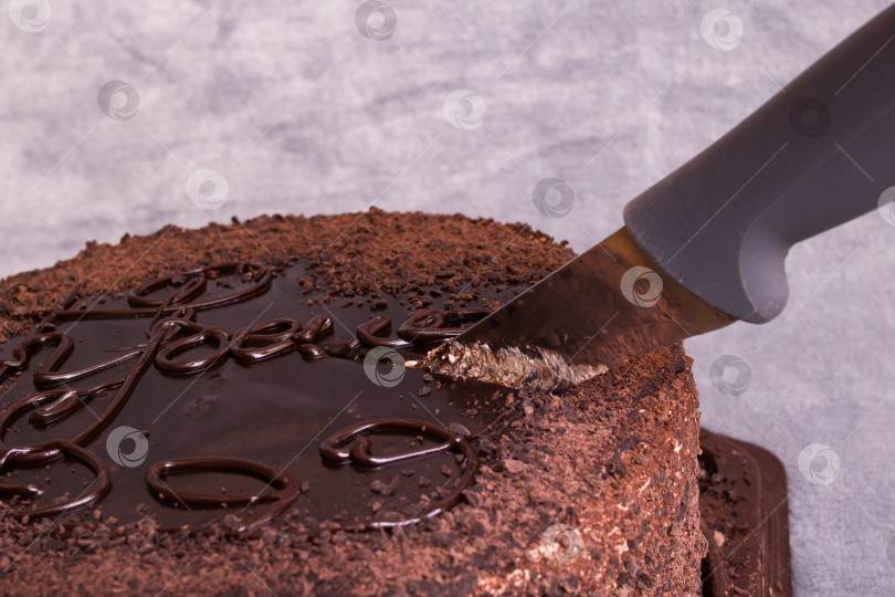Скачать Шоколадный торт и нож на сером фоне крупным планом фотосток Ozero