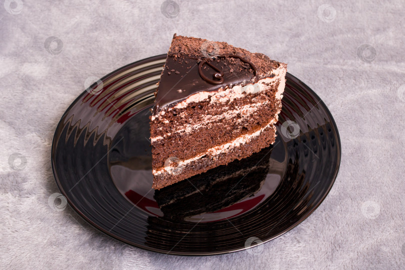 Скачать Кусочек шоколадного торта на сером фоне фотосток Ozero