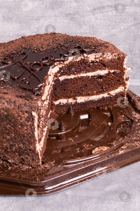 Скачать Шоколадный торт на сером фоне крупным планом фотосток Ozero