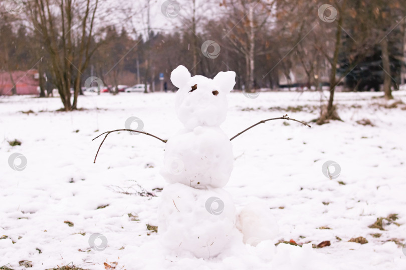 Скачать Снеговик во дворе дома крупным планом фотосток Ozero