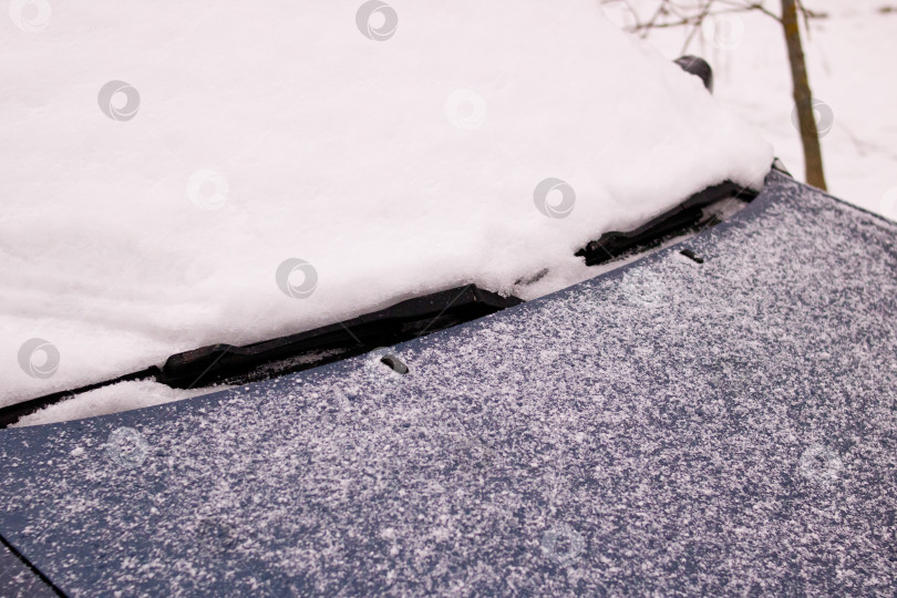 Скачать Снег на капоте и стекле автомобиля фотосток Ozero