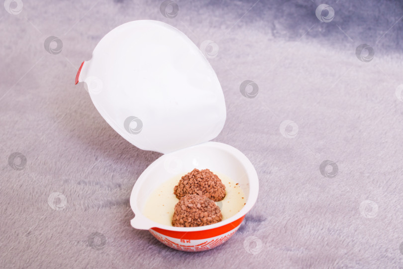 Скачать БЕЛАРУСЬ, НОВОПОЛОЦК - 03 ЯНВАРЯ 2021 года: Открываем kinder Surprise joy фотосток Ozero