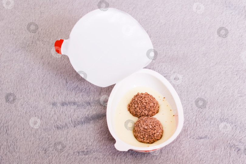 Скачать БЕЛАРУСЬ, НОВОПОЛОЦК - 03 ЯНВАРЯ 2021 года: Открываем kinder Surprise joy фотосток Ozero