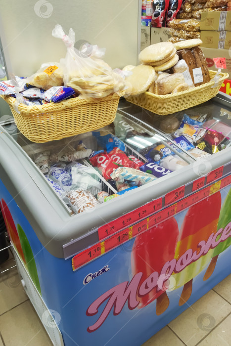 Скачать БЕЛАРУСЬ, НОВОПОЛОЦК - 12 января 2021 года: Выбираем мороженое в холодильнике в магазине фотосток Ozero