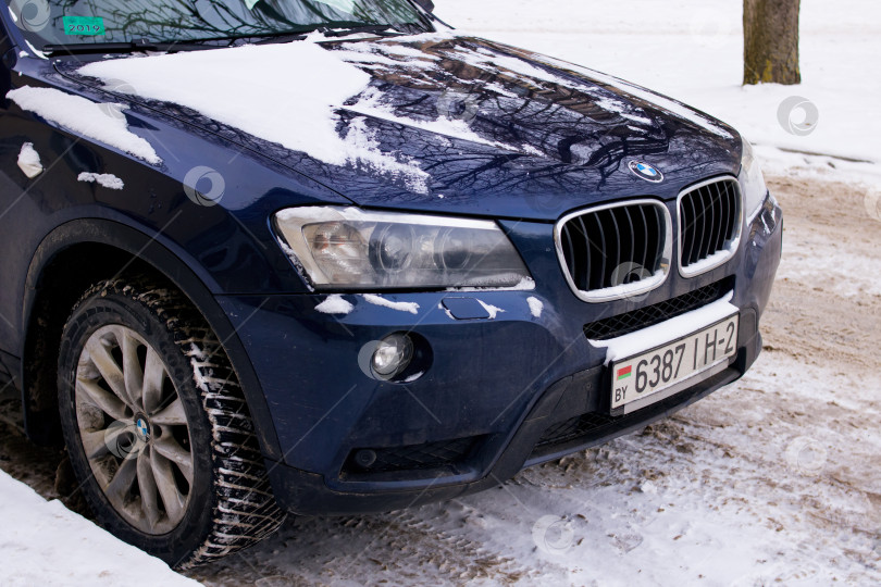 Скачать БЕЛАРУСЬ, НОВОПОЛОЦК - 15 января 2021 года: Синий автомобиль BMW в снегу фотосток Ozero