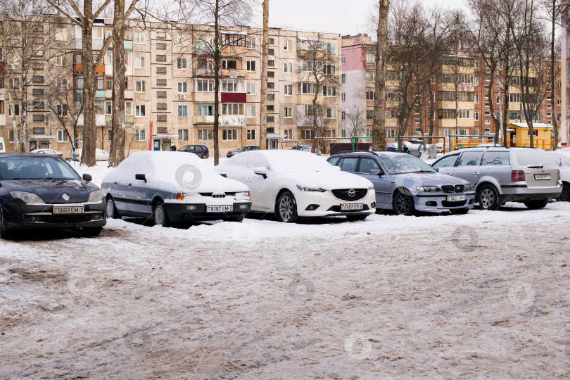 Скачать БЕЛАРУСЬ, НОВОПОЛОЦК - 15 января 2021 года: Автомобили, припаркованные в снегу фотосток Ozero