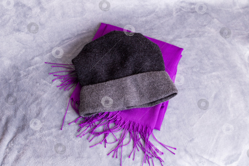 Скачать Шляпа и фиолетовый шарф на сером фоне фотосток Ozero