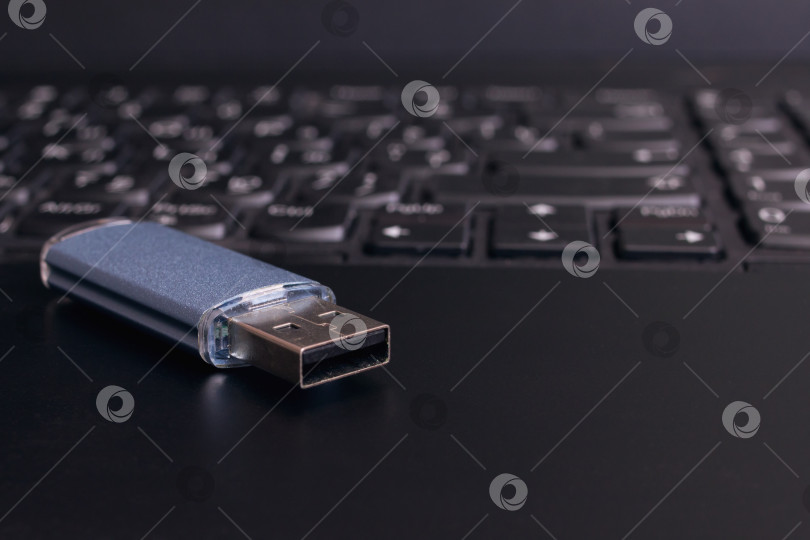 Скачать USB-накопитель и USB-разъем ноутбука фотосток Ozero