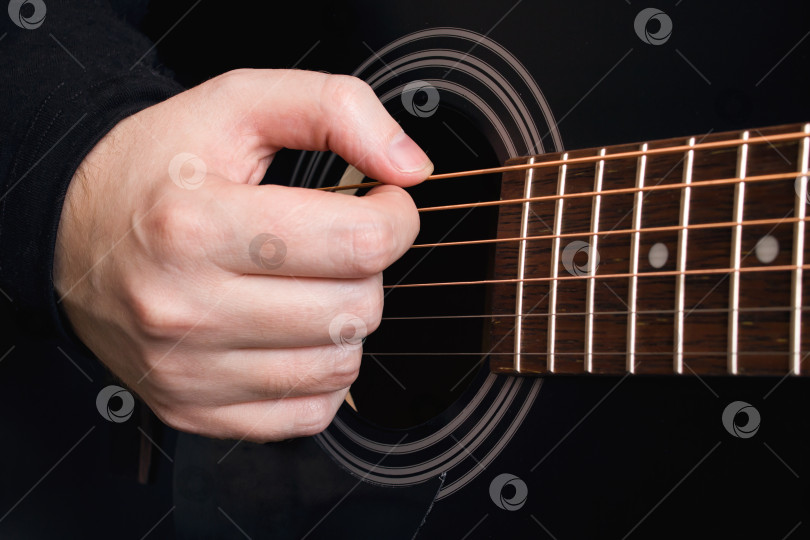 Скачать Играю на черной гитаре, руки крупным планом фотосток Ozero