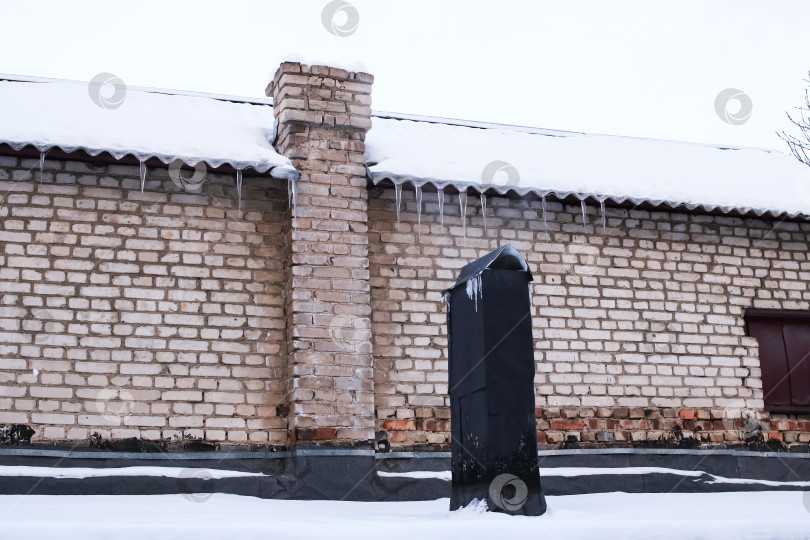 Скачать Большие сосульки на краю крыши фотосток Ozero