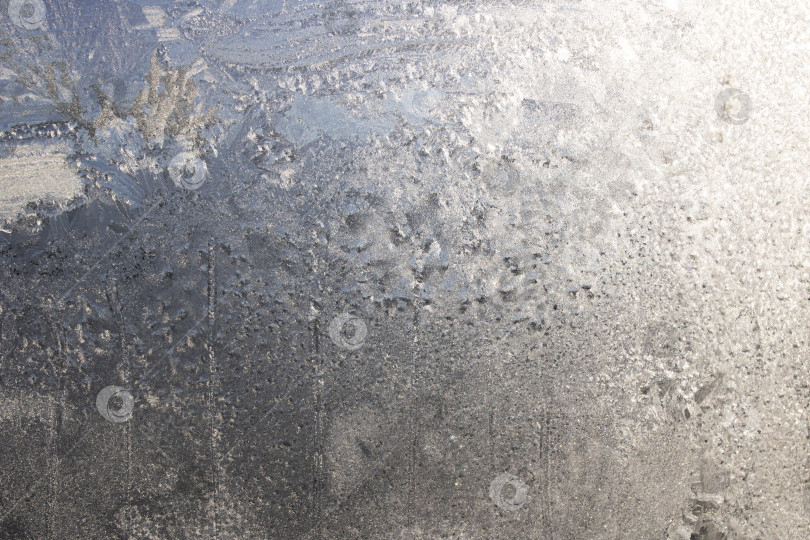 Скачать Морозные узоры на стекле автомобиля крупным планом фотосток Ozero