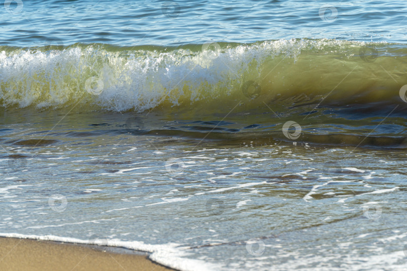 Скачать Морская волна на песчаном пляже синего моря фотосток Ozero