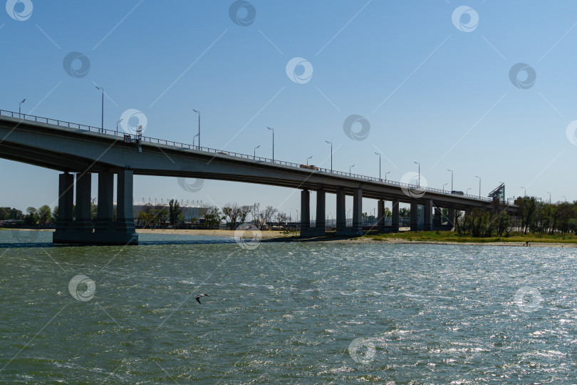 Скачать Вид на Ворошиловский мост через реку Дон с правого берега города Ростова-на-Дону фотосток Ozero