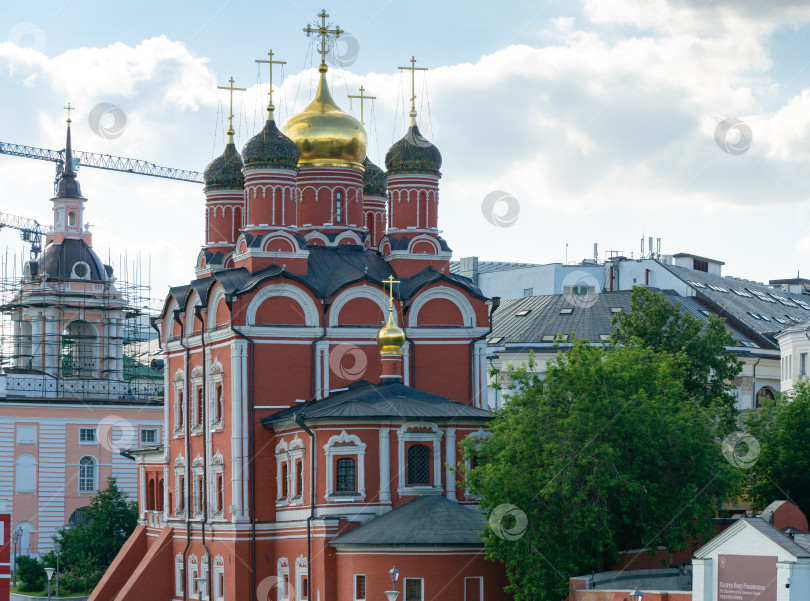 Скачать Древний Знаменский собор расположен в парке "Зарядье" на улице Варварка, недалеко от Кремля и Красной площади. фотосток Ozero