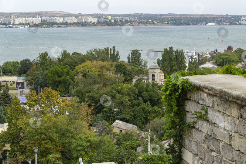 Скачать Вид со старой Великой Митридатовой лестницы на город Керчь и морской порт фотосток Ozero