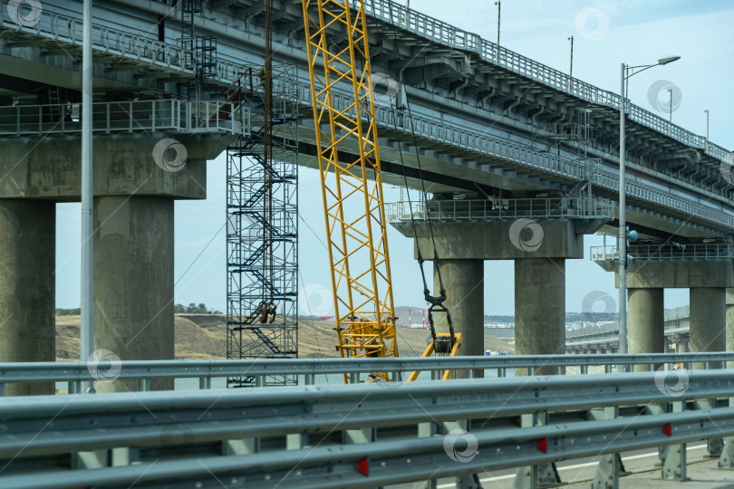 Скачать Новый Крымский мост, соединяющий Тамань и Керчь. Железнодорожный мост возвышается над автомобильным. фотосток Ozero