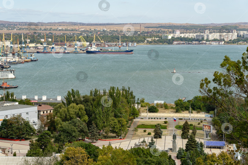 Скачать Керчь, Крым, Россия - 25 сентября 2019 года: Вид с горы Митридат на город Керчь и морской порт. фотосток Ozero