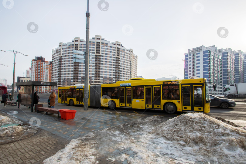 Скачать Беларусь, Минск - 07 февраля 2024 года: Автобус на автобусной остановке фотосток Ozero