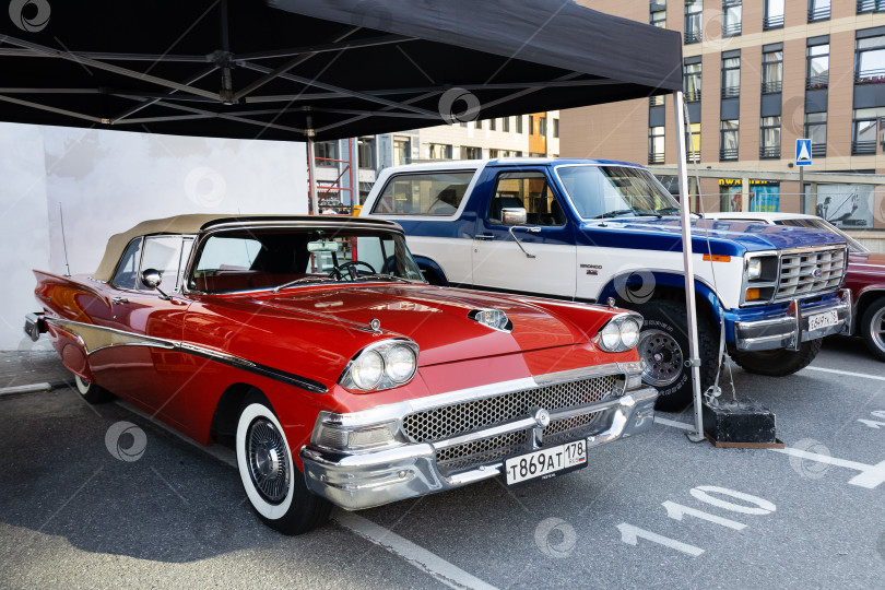 Скачать Красный старый автомобиль Ford и Ford Bronco на выставке ретро транспорта Original Meet фотосток Ozero