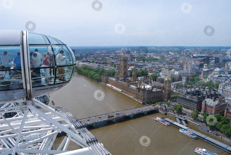 Скачать Лондон, Англия, Великобритания 23 мая 2009 года: Туристы в капсуле London Eye любуются видом на достопримечательности Лондона фотосток Ozero