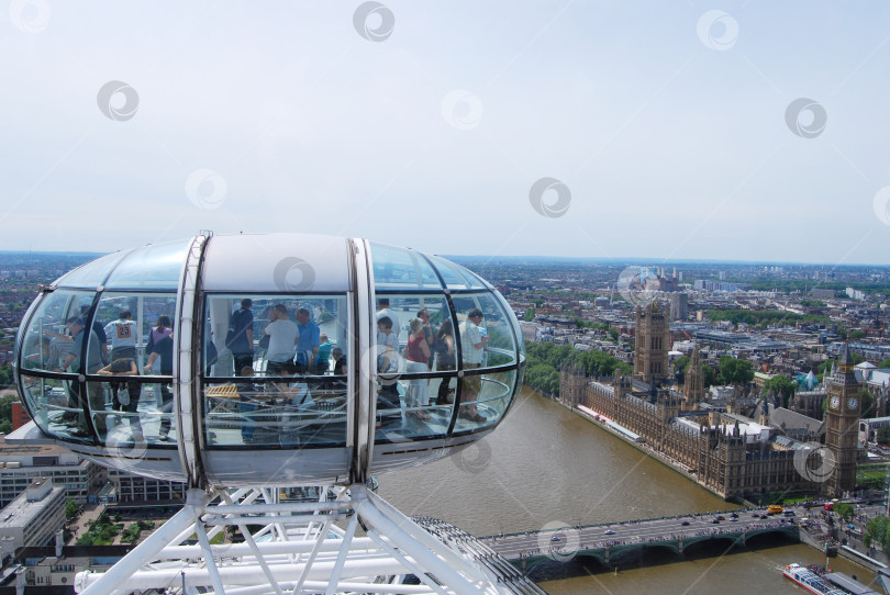 Скачать Лондон, Англия, Соединенное Королевство 23 мая 2009 года: Кабина London Eye с туристами, наслаждающимися прекрасным видом на достопримечательности Лондона фотосток Ozero