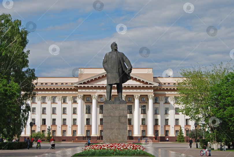 Скачать Памятник Ленину, Центральная площадь Тюмени, Россия май 2018 фотосток Ozero