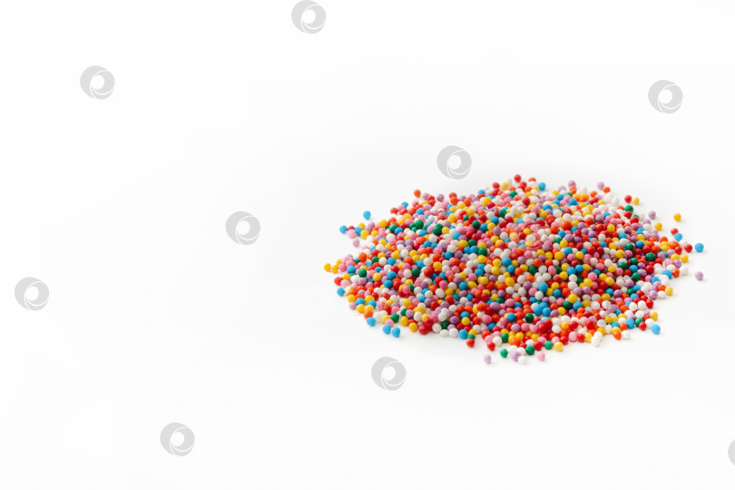 Скачать Пучок маленьких разноцветных шариков сахарного конфетти для украшения десертов. Плоская планировка. Скопируйте пространство фотосток Ozero