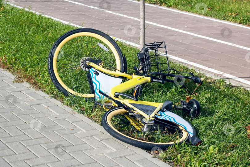 Скачать Желтый велосипед, лежащий на траве крупным планом фотосток Ozero