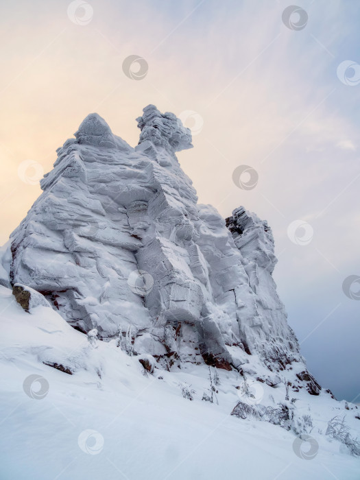 Скачать Большая гранитная скала замерзла и покрыта снегом. фотосток Ozero