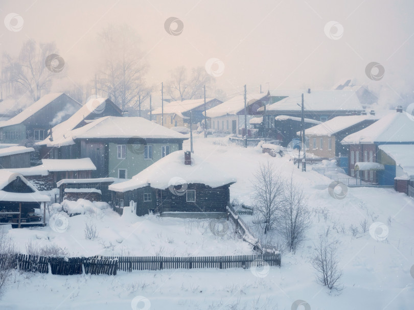 Скачать Древние деревянные хижины под снегом. фотосток Ozero